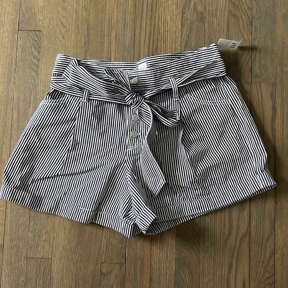 GAP Pants - Gap NWT high waisted shorts🎉😍